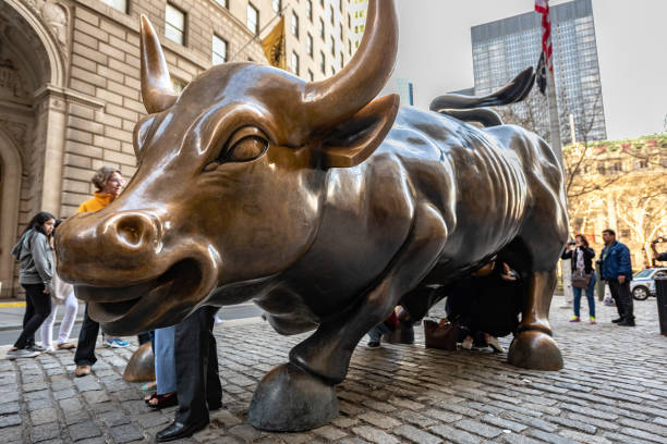 уолл-стрит зарядка бык скульптура в нижнем манхэттене, нью-йорк, сша - wall street new york stock exchange stock exchange street стоковые фото и изображения
