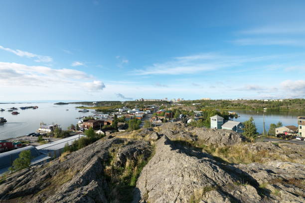 ブッシュパイロットのモニュメントから見たイエローナイフのダウンタウン - yellowknife ストックフォトと画像