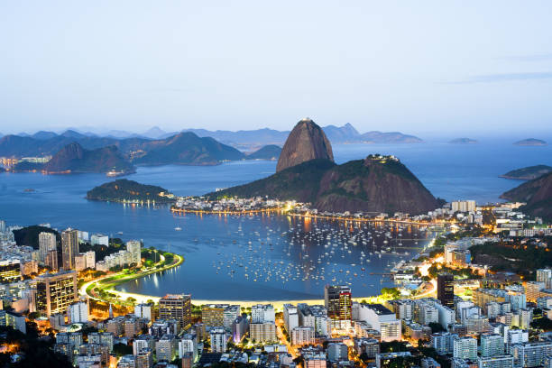 montanhas e skyline do sugarloaf em rio de janeiro, brasil - rio de janeiro night sugarloaf mountain corcovado - fotografias e filmes do acervo