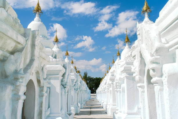 クトドー・パゴダ - gold pagoda temple myanmar ストックフォトと画像