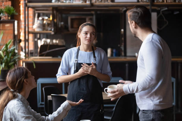 clientes de restaurantes insatisfechos quejándose de un mal servicio - arguing complaining women conflict fotografías e imágenes de stock