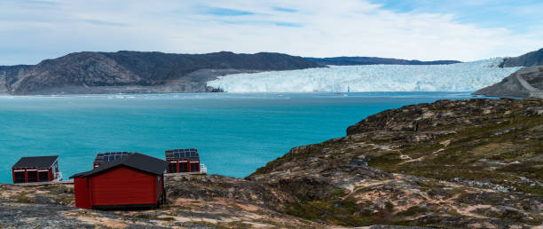 grönland-gletscher-naturlandschaft mit berühmtem eqi-gletscher und lodge-hütten - many glacier hotel stock-fotos und bilder