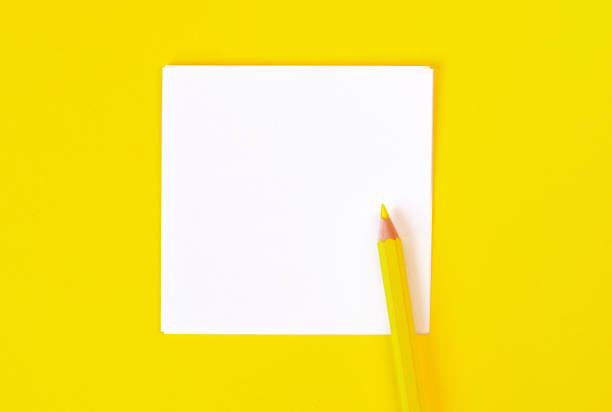 carta bianca vuota con matita gialla su sfondo giallo, come mockup per il tuo design. composizione minimale in stile lay piatto. copiare lo spazio. - pencil yellow single object office foto e immagini stock