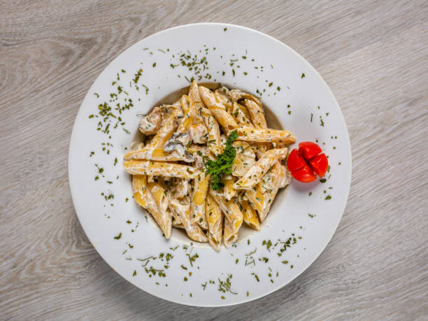 pollo e funghi penne, włoski makaron z kurczakiem i grzybami - italian cuisine linguini chicken pasta zdjęcia i obrazy z banku zdjęć
