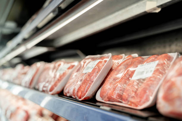 packed chorizo in the refrigerated section of a supermarket - airtight packing meat food imagens e fotografias de stock