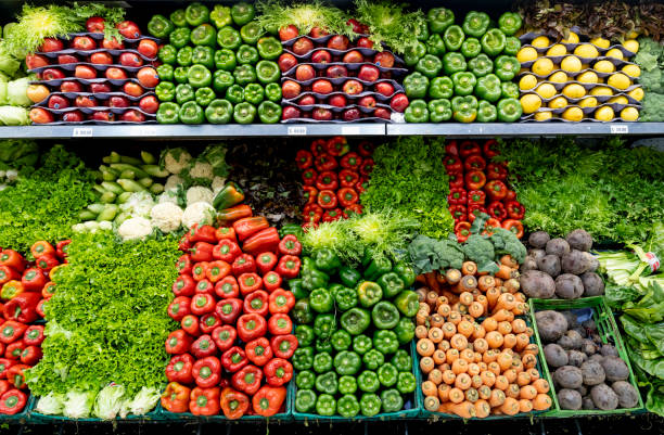 deliziose verdure fresche e frutta nella sezione refrigerata di un supermercato - pepper vegetable red green foto e immagini stock