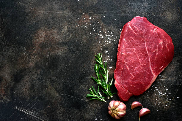 bistec de ternera cruda con especias - veal meat raw steak fotografías e imágenes de stock