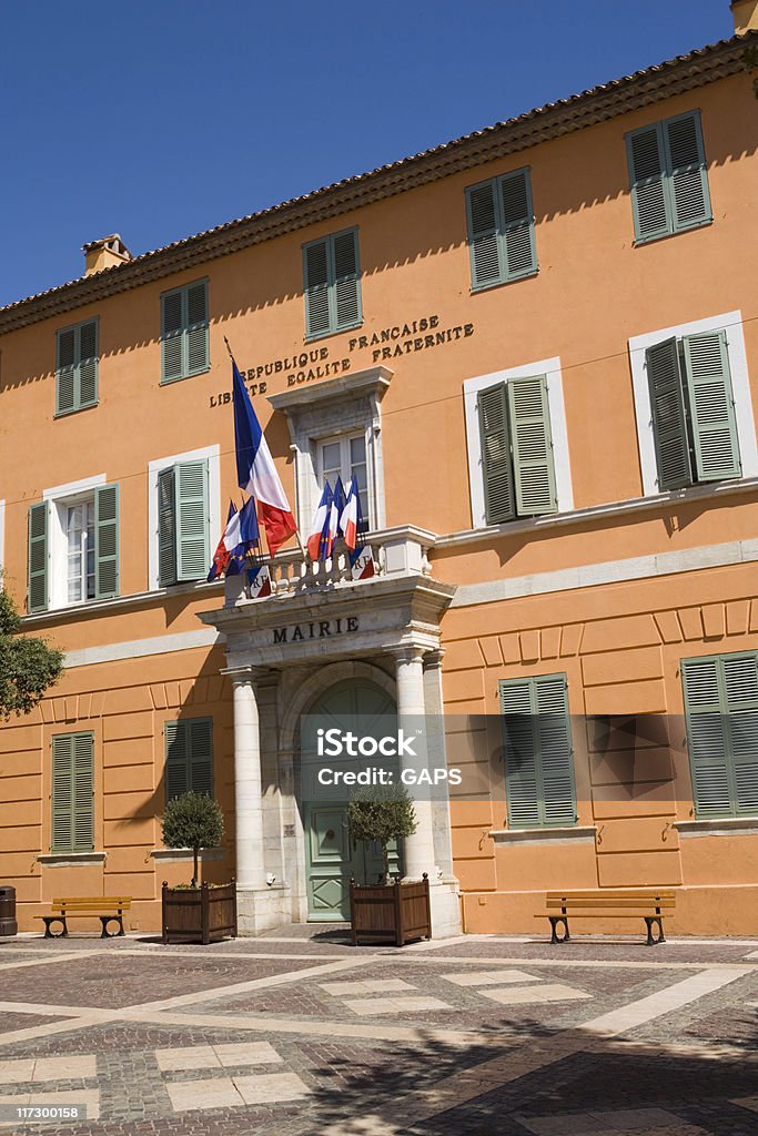 Vista frontal de Fréjus'coloridos town hall - Foto de stock de Ayuntamiento libre de derechos