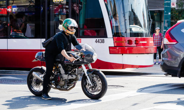 motocycliste dans la ville - ttc photos et images de collection