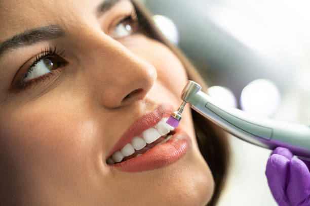 молодая женщина получает ее зубы полированной - dentist dental hygiene dental equipment care стоковые фото и изображения