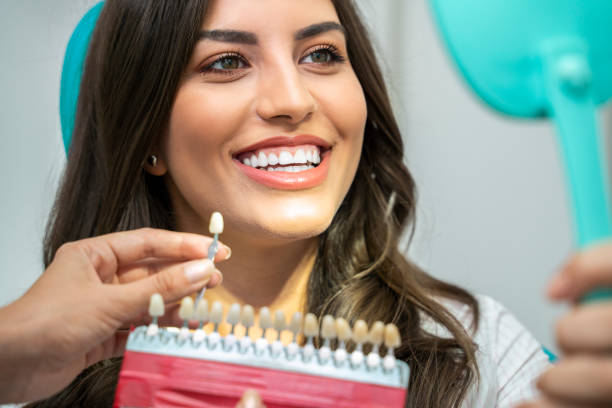 jeune femme avec l'ombre parfaite de dents de dents - couronne dentaire photos et images de collection