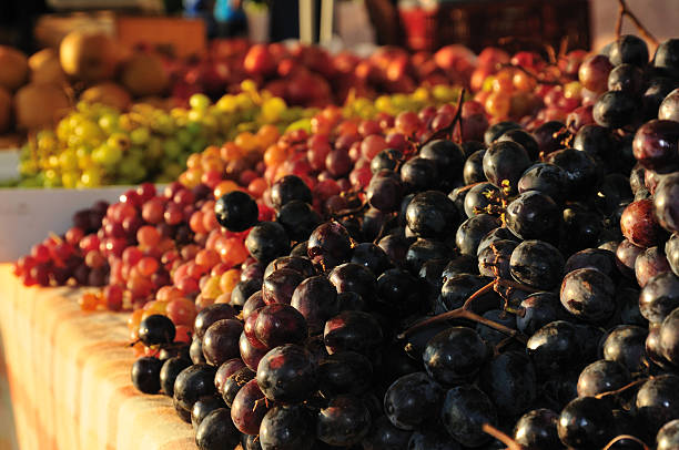 uve al mercato - grape red grape red farmers market foto e immagini stock