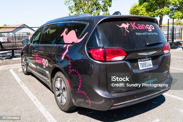 Kendaraan Kango Bermerek Dengan Logo Perusahaan Foto Stok - Unduh Gambar Sekarang - Chrysler, Logo, Amerika Serikat - Amerika Utara