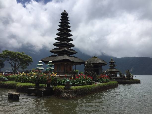 Beratan Floating Temple Floating Hindu Temple at Lake Beratan floating temple in lake bedugul bali stock pictures, royalty-free photos & images
