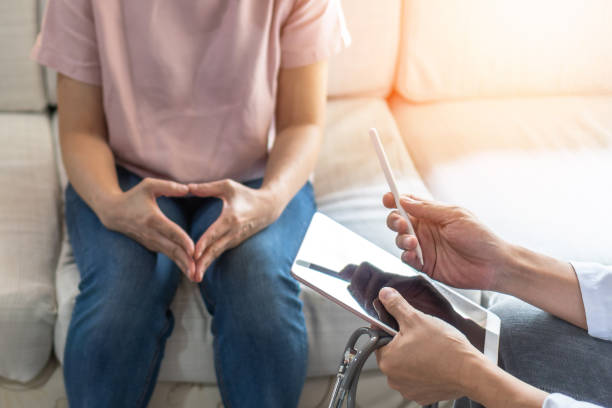 mulher da menopausa, paciente estressante que consulta com o doutor ou o psiquiatra que diagnóstico que examina na doença obstétrica-gynaecological fêmea, ou saúde mental na clínica médica ou no hospital - mental illness audio - fotografias e filmes do acervo