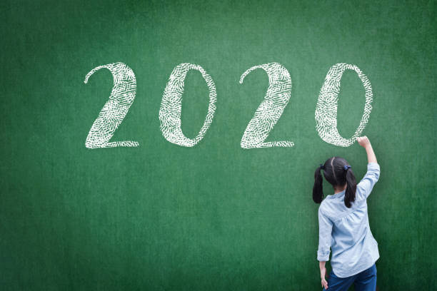 2020 Happy new year school class academic calendar with student kid's hand drawing greeting on teacher's green chalkboard for back to school educational celebration, classroom schedule concept 2020 calendario académico de la clase de la escuela del año nuevo feliz con el saludo del dibujo de la mano del niño del niño en la pizarra verde del maestro para la celebración educativa de regreso a la escuela, concepto de horario del aula