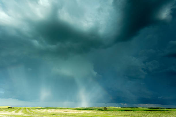 tempestade saskatchewan canadá da pradaria - saskatchewan sky rain cloud - fotografias e filmes do acervo