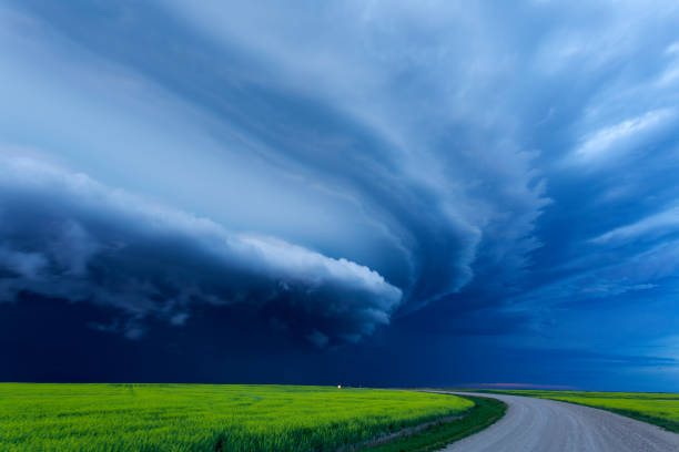 tormenta super cell prairie saskatchewan canadá - arcus cloud fotografías e imágenes de stock