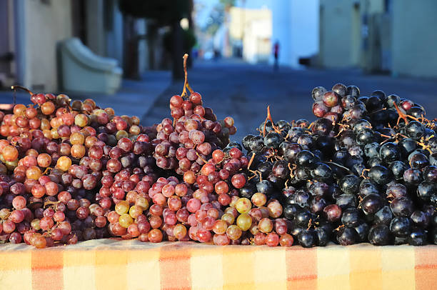 trauben auf tisch - grape red grape red farmers market stock-fotos und bilder