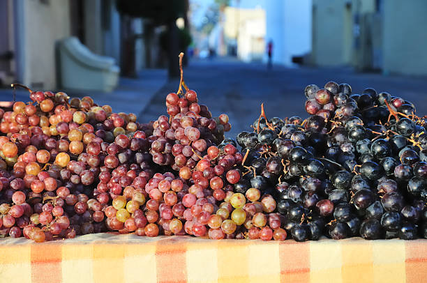 uva su tavolo - grape red grape red farmers market foto e immagini stock