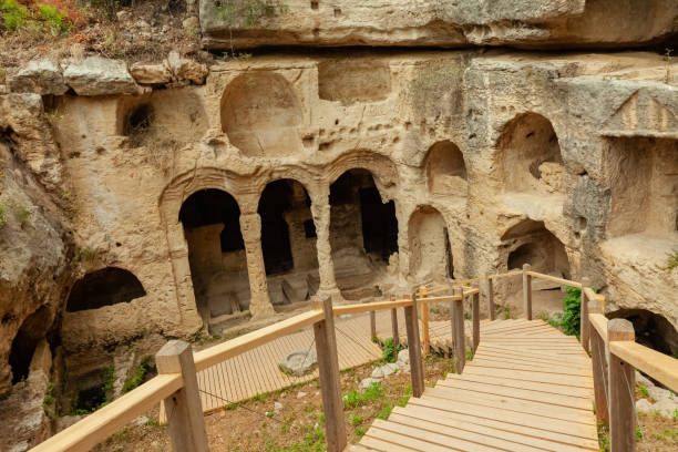 histórico besikli magara. significado turco: caverna de besikli em samandag, hatay-turquia. - antakya - fotografias e filmes do acervo