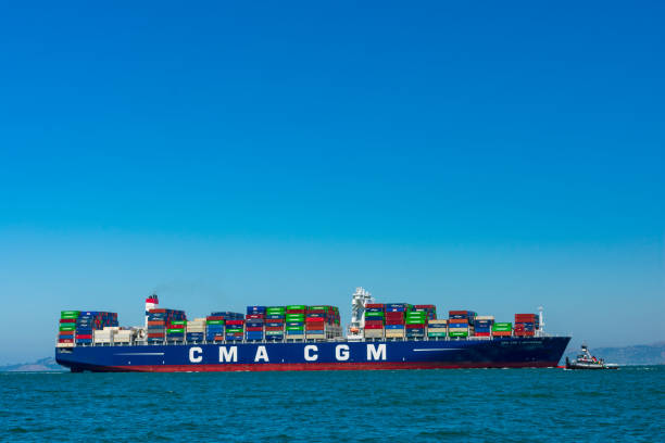 サンフランシスコ湾のコンテナ貨物船cma cgm - oakland california commercial dock harbor california ストックフォトと画像