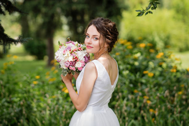 элегантная эмоциональная невеста - bride bouquet стоковые фото и изображения