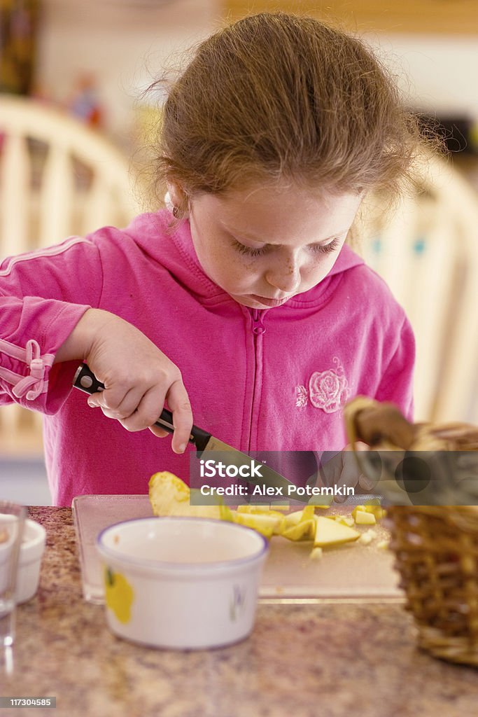 Kleines Mädchen Kochen Obst-Salat - Lizenzfrei 10-11 Jahre Stock-Foto