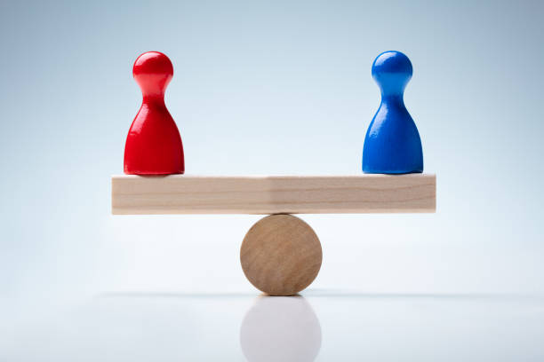 rote und blaue bauernfiguren auf holz wippe - chess pawn red blue leisure games stock-fotos und bilder