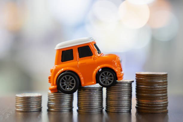 préstamo de coche, modelo de coche en miniatura y estado financiero. - car loan fotografías e imágenes de stock