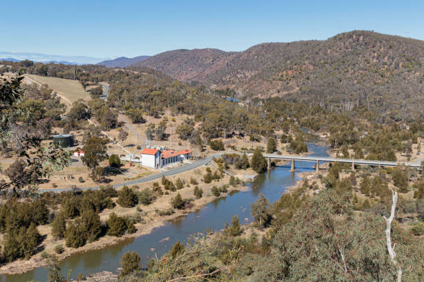 la rivière murrumbidgee regardant vers le sud, en amont, au bas cotter - gurgling photos et images de collection