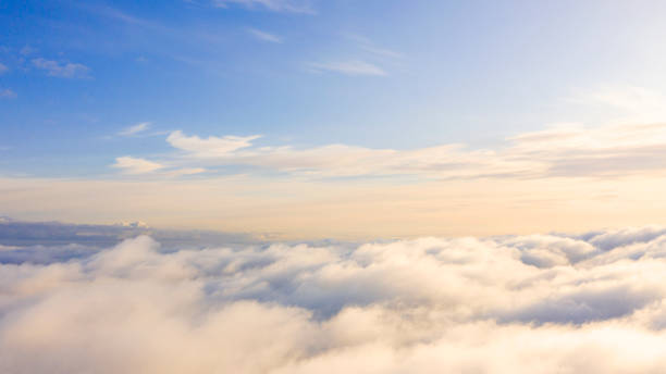 vue aérienne nuages blancs dans le ciel bleu. vue du haut. vue du drone. vue aérienne d'oeil d'oiseau. paysage de nuages de vue de dessus aérien. texture des nuages. vue plongeante. lever ou coucher du soleil au-dessus des nuages - air air vehicle beauty in nature blue photos et images de collection