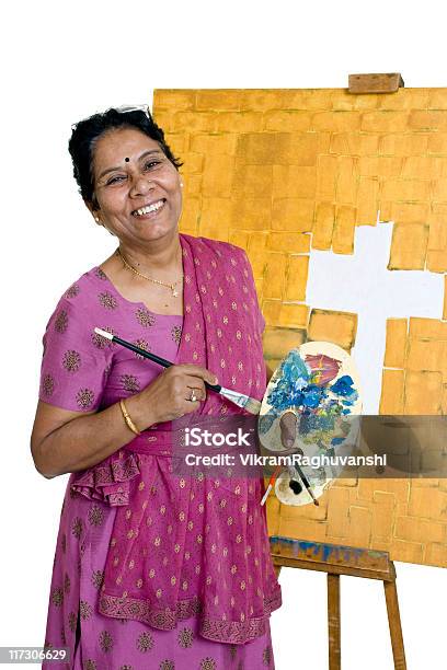 Uno De India Senior Mujer Trabajando En Su Pintura De Artista Foto de stock y más banco de imágenes de Cultura hindú