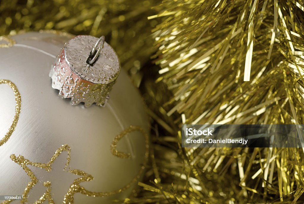 Christmas Bauble et de Garland - Photo de Boule de Noël libre de droits