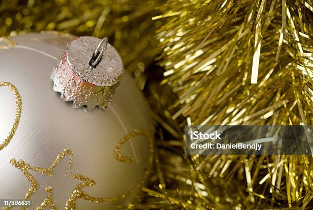 Foto de Natal Com Bauble E Garland e mais fotos de stock de Bola de Árvore de Natal - Bola de Árvore de Natal, Culturas, Decoração de Natal