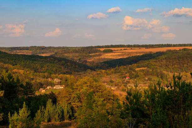 живописные осенние пейзажи с голубым небом и разноцветными осенними деревьями на горных холмах - 7946 стоковые фото и изображения