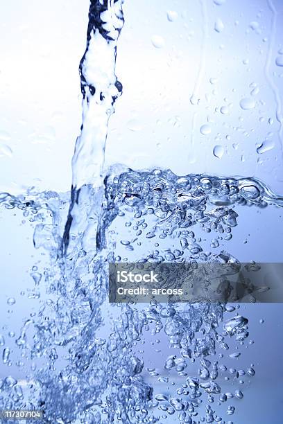 Agua Splash Foto de stock y más banco de imágenes de Abstracto - Abstracto, Aire libre, Azul