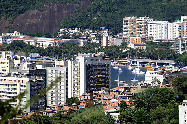 ファベーラでリオデジャネイロ - rio de janeiro guanabara bay residential structure urca ストックフォトと画像