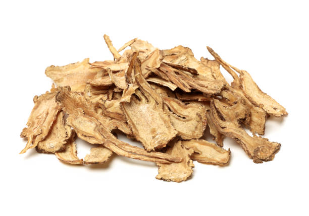 スライスされたアンジェリカ・シネンシスまたはダン・ギ - angelica herb herbal medicine root ストックフォトと画像