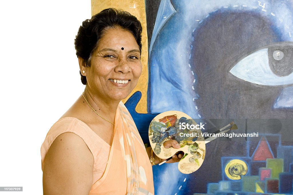 Une femme âgée indien travaillant sur son peinture de l'artiste - Photo de Culture indienne d'Inde libre de droits