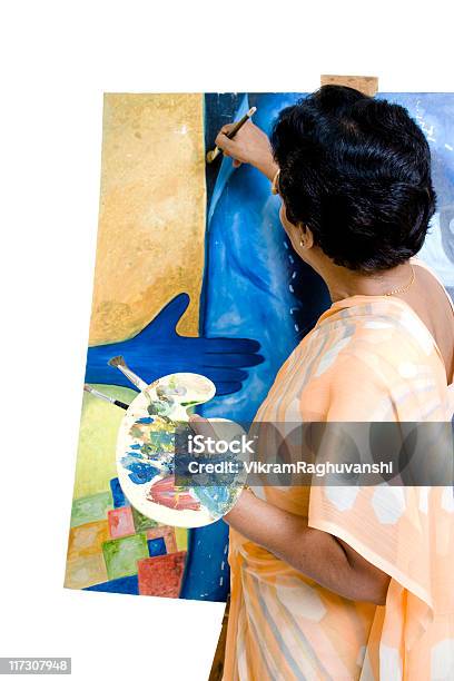 1 インドの老人女性アーティストの動作に彼女の絵画 - 画布のストックフォトや画像を多数ご用意 - 画布, インド, 塗る