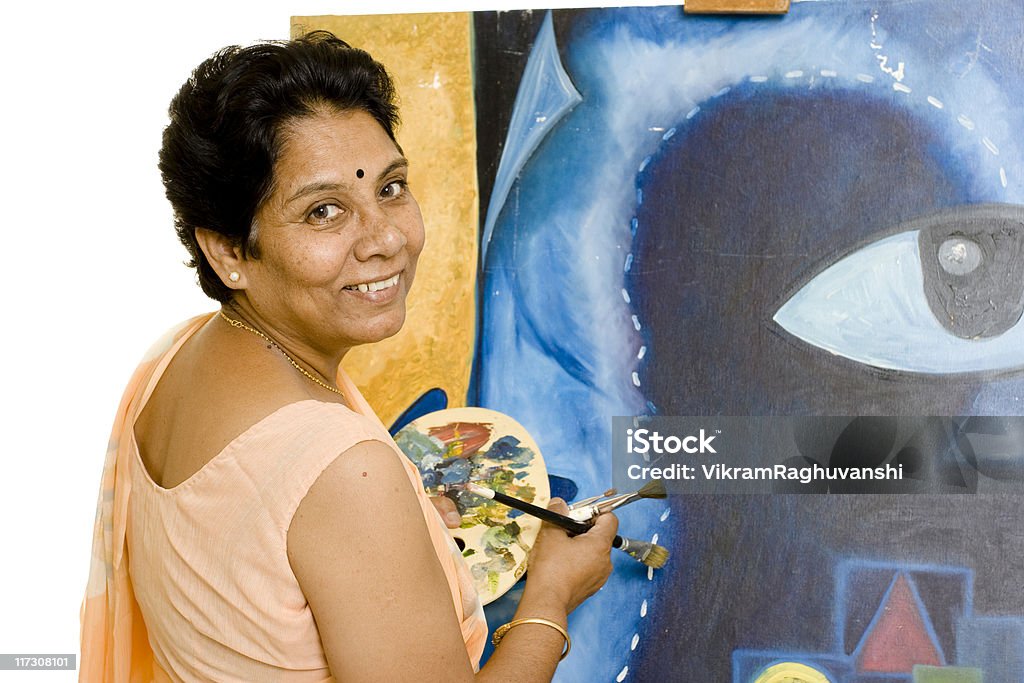 Jeden radosny Indian Starszy kobieta Wykonawcy pracujący na jej Malarstwo - Zbiór zdjęć royalty-free (Aktywni seniorzy)