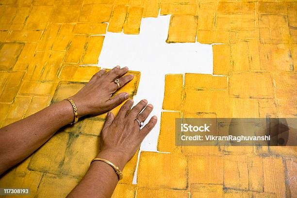 Foto de Rezar Com As Mãos De Uma Pessoa e mais fotos de stock de Amor - Amor, Cena de tranquilidade, Cristianismo