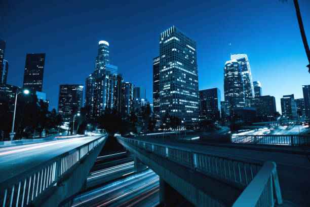 tráfico en el centro de los angeles en la hora azul - autopista de cuatro carriles fotografías e imágenes de stock