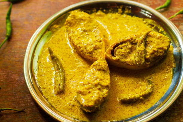 ilish lub hilsa słynne bengalskie curry rybne z mielone nasiona gorczycy - bengal zachodni zdjęcia i obrazy z banku zdjęć