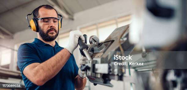 Fabriek Werknemer Operationele Bandzaag Snijmachine Stockfoto en meer beelden van Metaalwerker