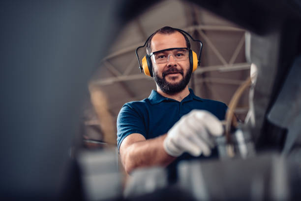 maszyna do cięcia piłą taśmową dla pracowników fabryki - manual worker zdjęcia i obrazy z banku zdjęć