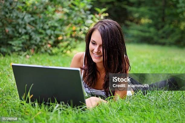 Foto de Menina Feliz Com O Laptop No Gramado e mais fotos de stock de 20-24 Anos - 20-24 Anos, Adolescente, Adolescentes Meninas