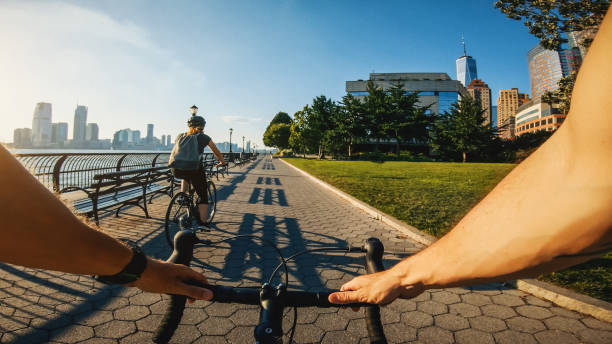 pov in bicicletta: uomo con bici da corsa su strada a new york - bikers point of view foto e immagini stock