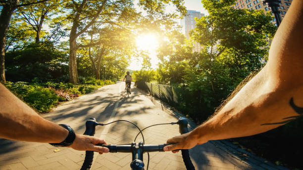 equitação da bicicleta do pov: homem com a estrada que compete a bicicleta em new york - horizontal personal perspective cityscape urban scene - fotografias e filmes do acervo